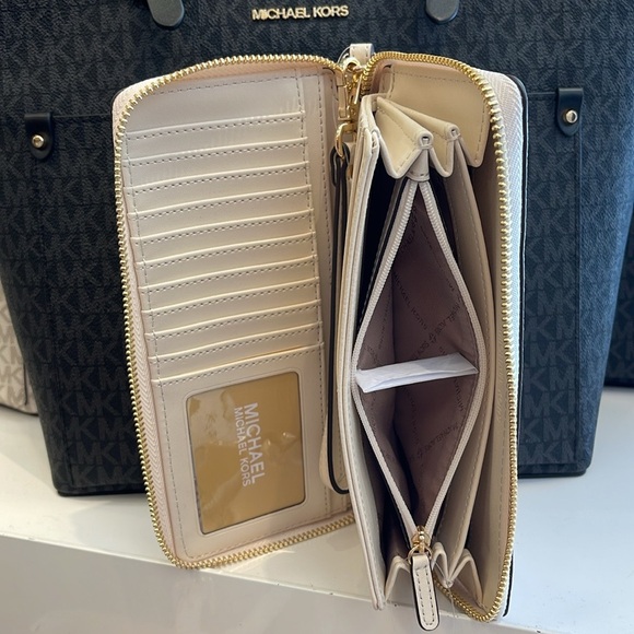 MICHAEL KORS
Leather Continental Wristlet Phone Case Wallet 
Light Cream 
NWT - Picture 6 of 16